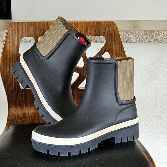 TORY BURCH BLACK HURRICANE RUBBER ALL WEATHER RAIN ANKLE BOOTS NWT - Picture 2 of 14
